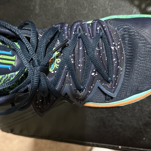 Size 10 (men)Kyrie ufo this is the best looking and newest shoe I have! - Picture 6 of 8